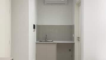 Family Triple Room, Garden View | Private kitchen