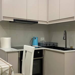 Family Apartment, Hill View | Private kitchen | Electric kettle, paper towels