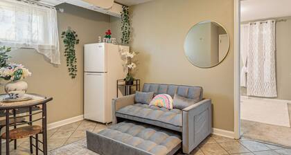 12 Mi to Nat'l Mall: Cozy Apt w/ Shared Patio
