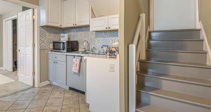 12 Mi to Nat'l Mall: Cozy Apt w/ Shared Patio