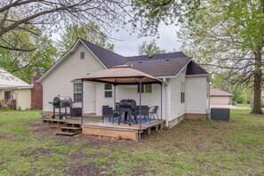 Outdoor dining - Boho Home w/ Deck & Yard in Republic, Pets Welcome (Republic)