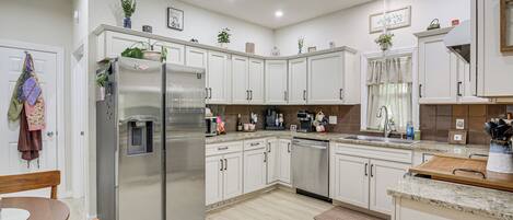 Fridge, microwave, stovetop, dishwasher