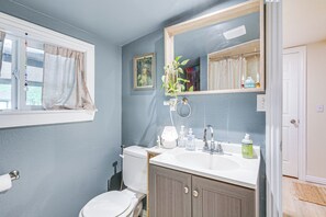 Bathroom - Boho Home w/ Deck & Yard in Republic, Pets Welcome (Republic)