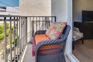 Property grounds - 6 Mi to SoFi Stadium! Sleek LA Apartment w/ Yard (Los Angeles)