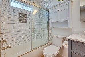Towels - 6 Mi to SoFi Stadium! Sleek LA Apartment w/ Yard (Los Angeles)