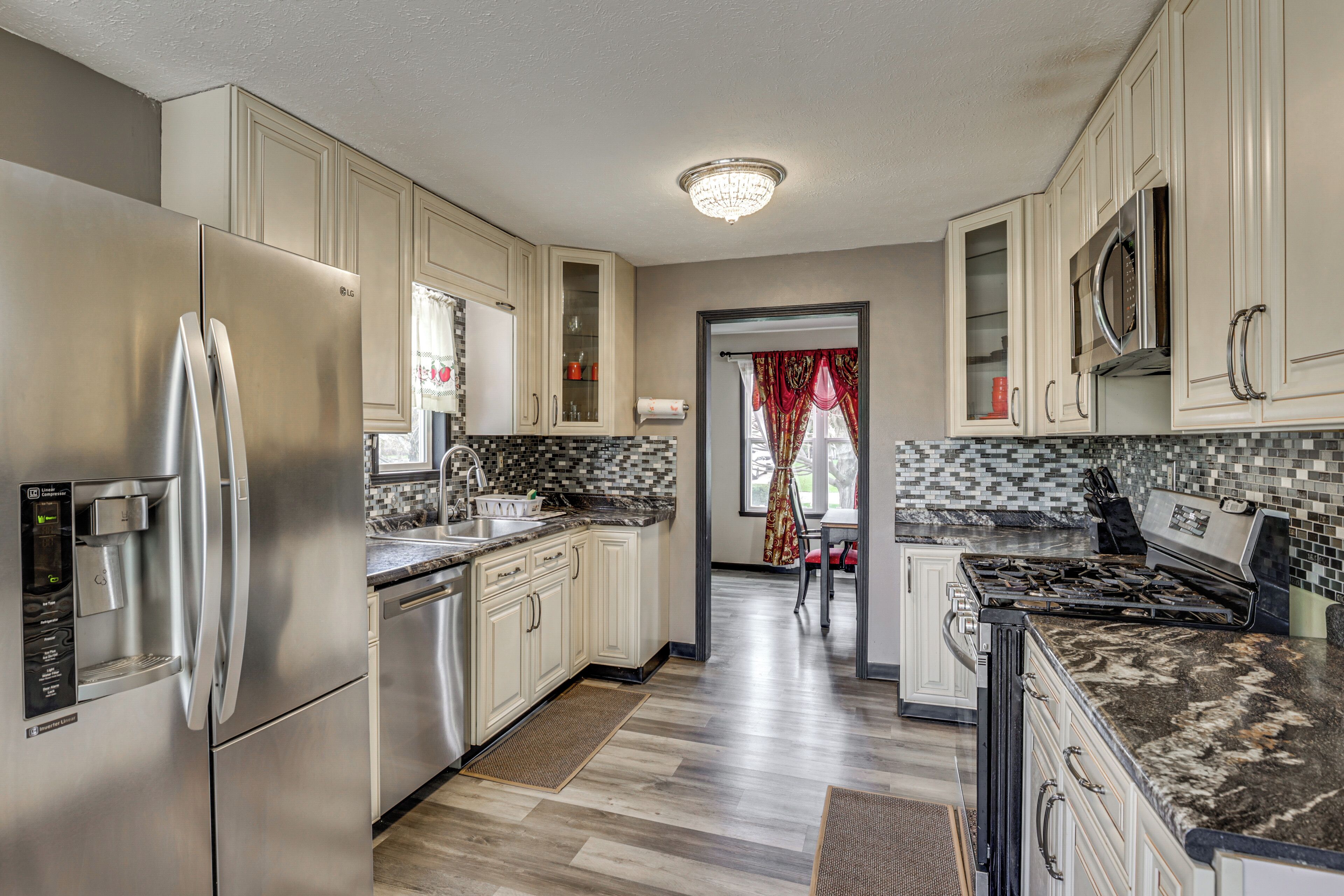 Fridge, microwave, stovetop, dishwasher