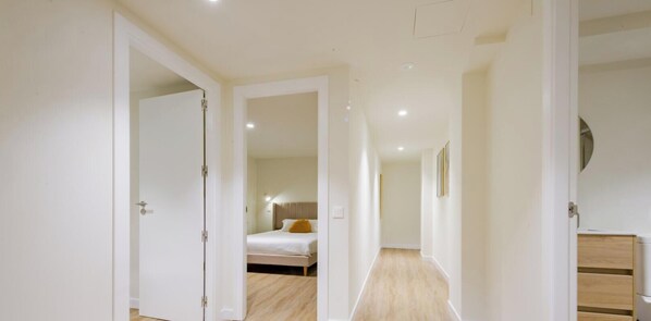 Apartamento Deluxe, 3 habitaciones | Cortinas opacas, tabla de planchar con plancha, wifi gratis