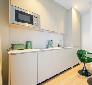 Fridge, microwave, stovetop, dishwasher - Tu Casa Bonita en Avenida América (Madrid)