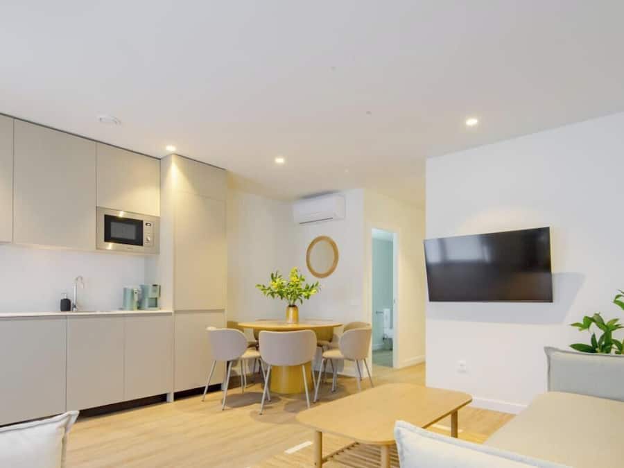 Un apartamento moderno con cocina, comedor y sala de estar.