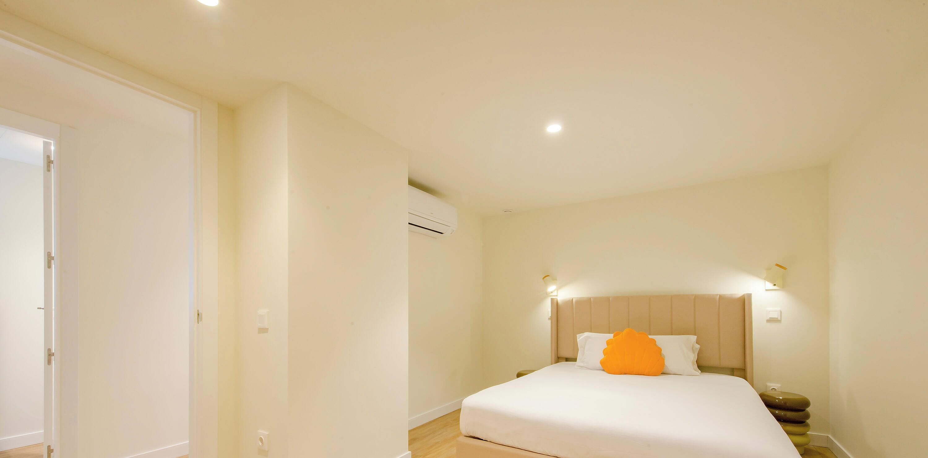 Cortinas blackout, tabla de planchar con plancha y wifi gratis 