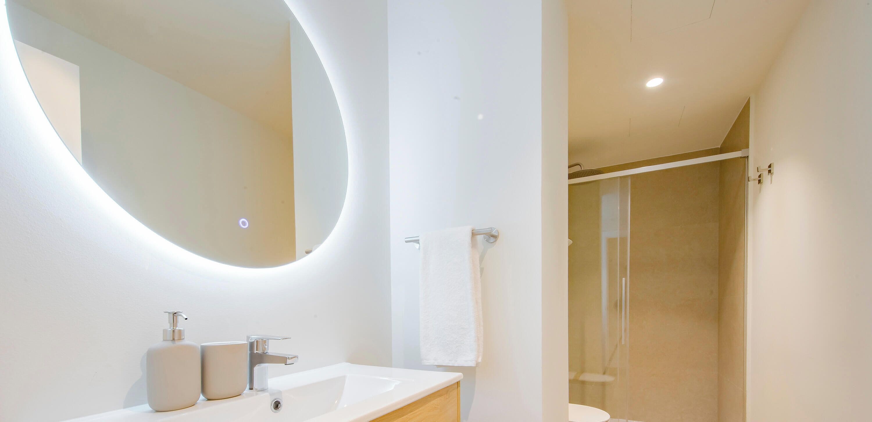 Superior appartement, 4 slaapkamers | Badkamer | Een douche, een haardroger, handdoeken, zeep