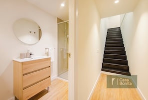 Appartement Supérieur, 4 chambres | Salle de bain | Douche, sèche-cheveux, serviettes fournies, savon
