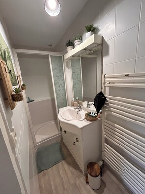 Bathroom - Vrbo Property (Déols)
