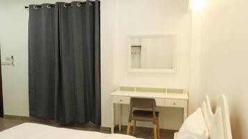 Deluxe Single Room | Laptop workspace, free WiFi