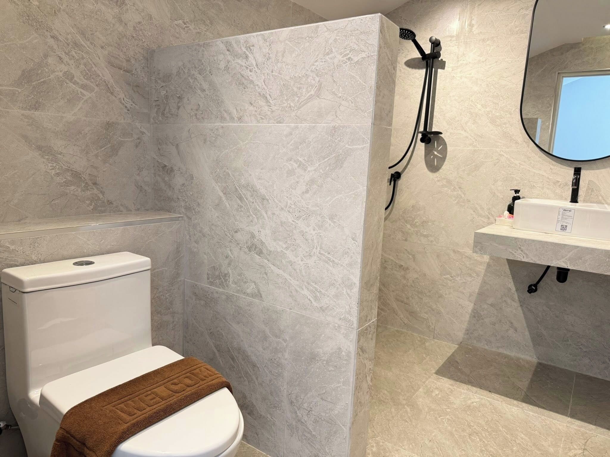 Family Triple Room, 3 Bedrooms | Bathroom | Shower, towels