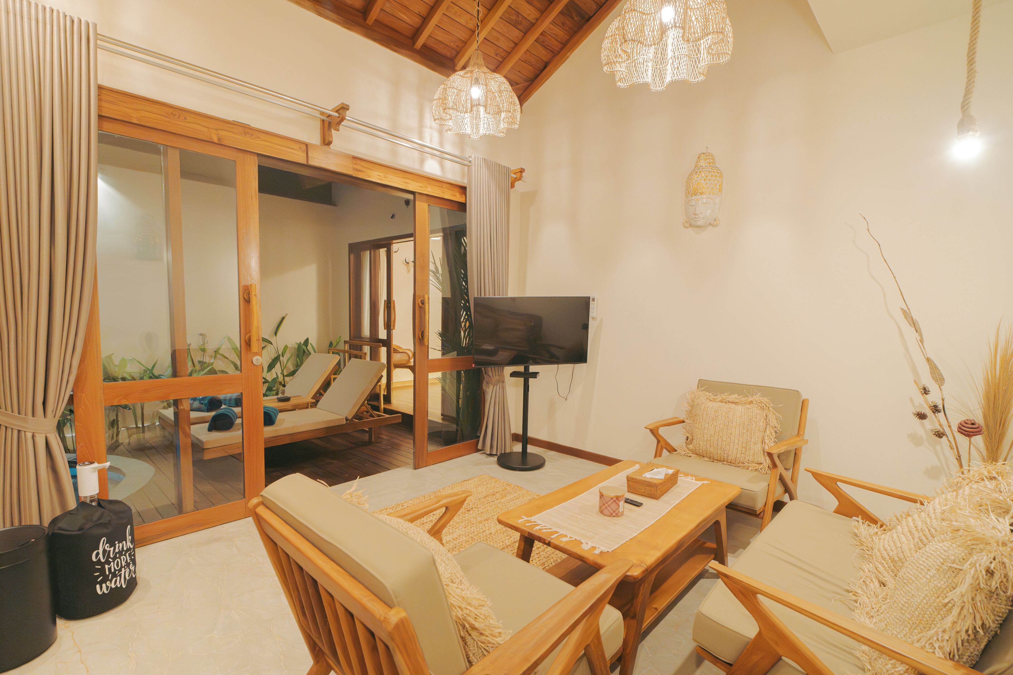 Deluxe Villa, Pool View | Interior