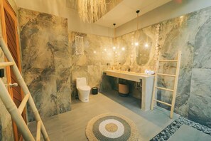 Vila conforto, vista para a piscina | Banheiro | Chuveiro, toalhas de banho, sabonete, shampoo