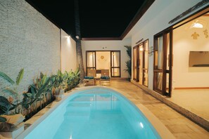 Una piscina al aire libre