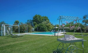 A backyard with a swimming pool, a covered seating area, and a lawn. - Preseglie Lake Garda - Rosa Canina (Desenzano Del Garda)