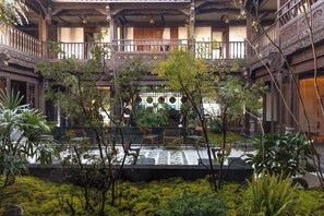 Executive-Zweibettzimmer, Blick auf den Innenhof | Ausblick vom Zimmer