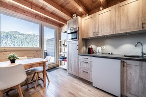 Fridge, microwave, oven, stovetop - Apartment “Côté Soleil” with Mountain View, Balcony and Wi-Fi (Châtel)
