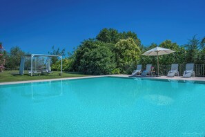 A clear blue swimming pool with lounge chairs and a pergola. - Preseglie Lake Garda - Margherita (Desenzano Del Garda)