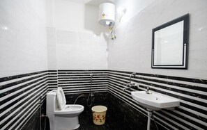 Shower - The Ghat Side home stay (Varanasi)