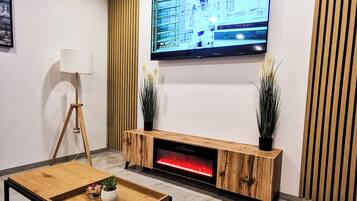 Deluxe Apartment, Garden View | Interior