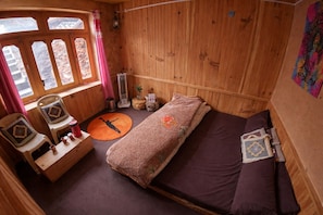 Habitación individual Deluxe, vista a la montaña | Espacio para trabajar con laptop 