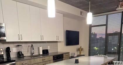 Modern Luxury Stay Skyline Views Stylish & Spacious