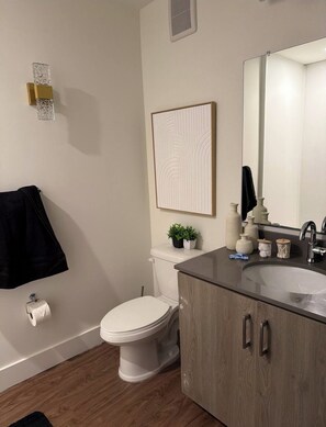 Bathroom - Modern Luxury Stay Skyline Views Stylish & Spacious (Birmingham)