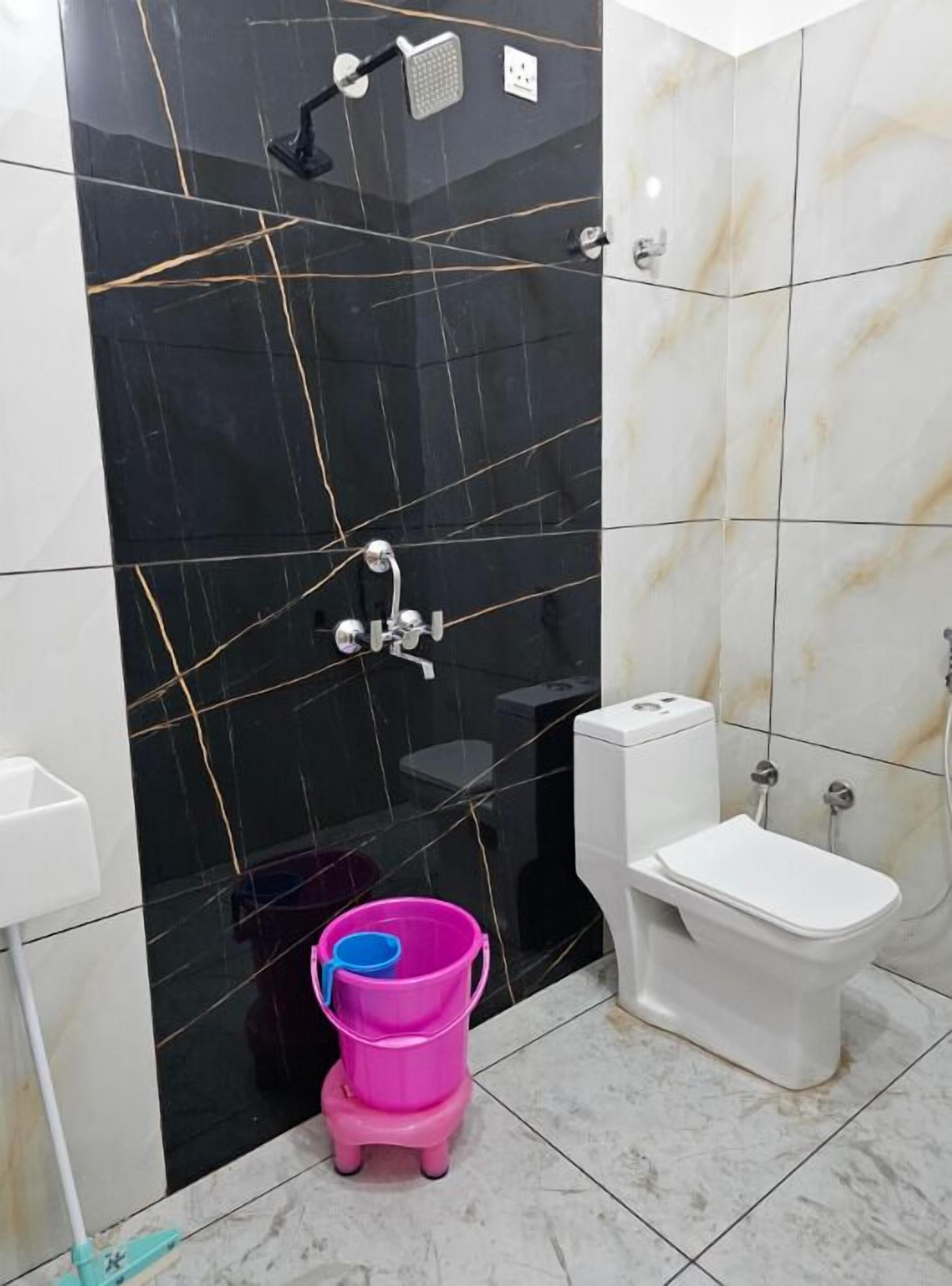 Shower, free toiletries, towels