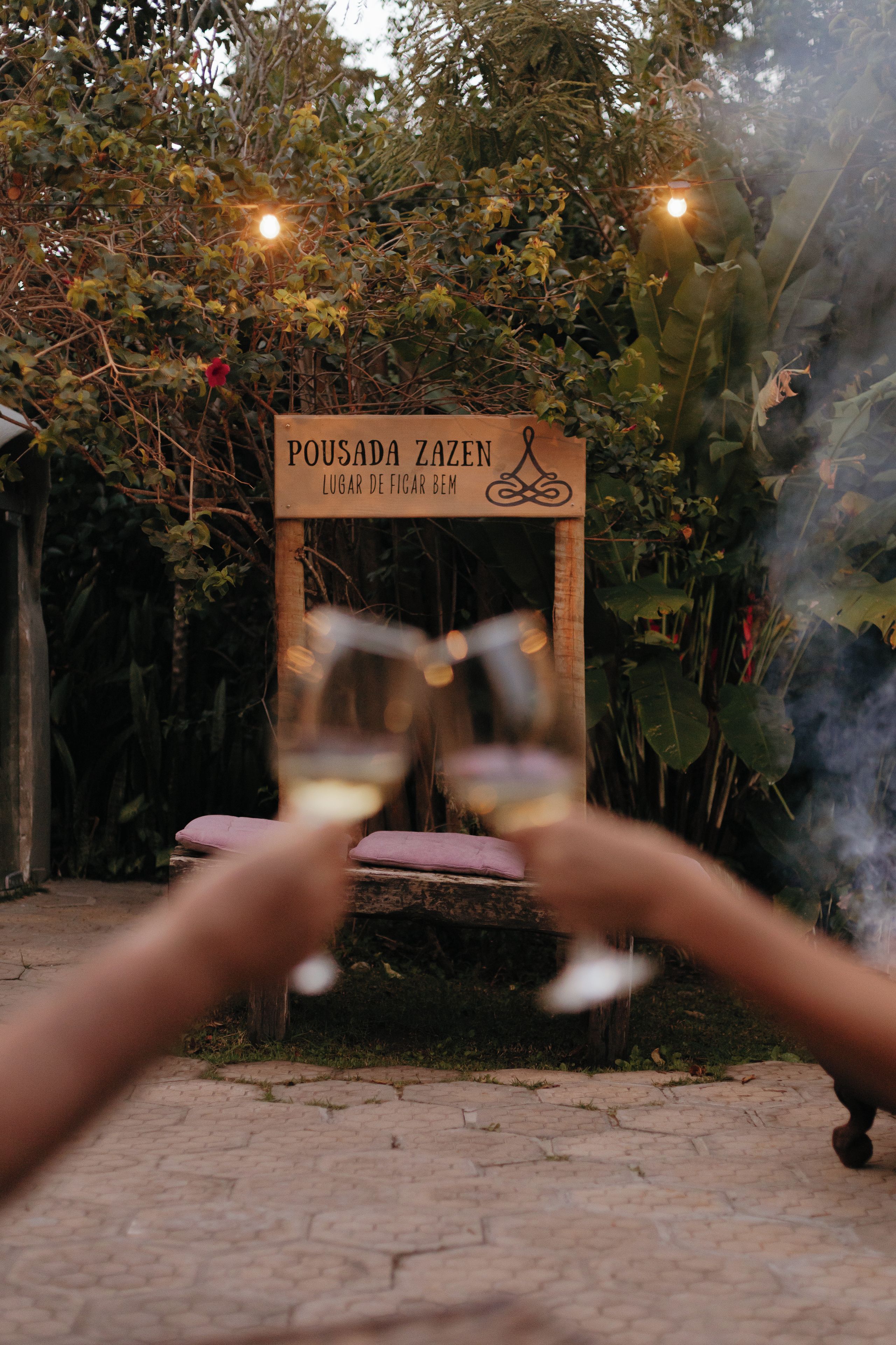 A sign with the text 'POUSADA ZAZEN' and 'LUGAR DE FICAR BEM' indicating a place to relax.