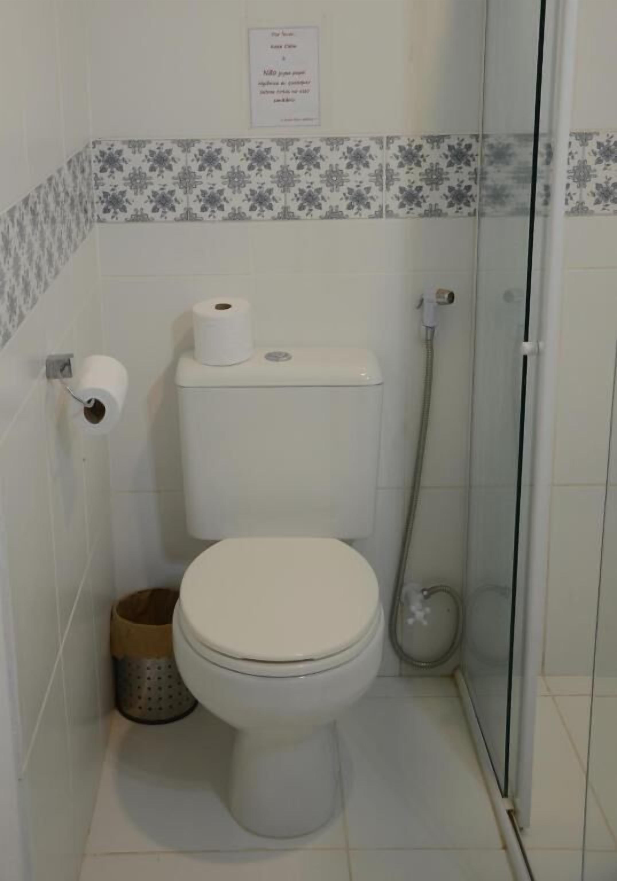Un baño pequeño y funcional con inodoro, ducha y bidé.