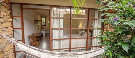 Standard Suite | Premium bedding, iron/ironing board, free WiFi, bed sheets