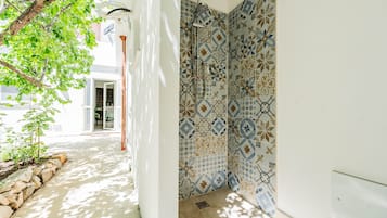 Een douche, een haardroger, handdoeken