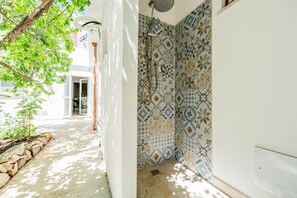 Regadera, secadora de cabello, toallas 