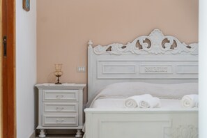 1 bedroom, bed sheets