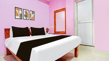 1 bedroom, desk, free WiFi, bed sheets