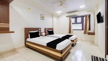 1 habitación, escritorio y ropa de cama