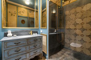 Shower, bidet, shampoo - Noble and imperial residence Catullus (Verona)