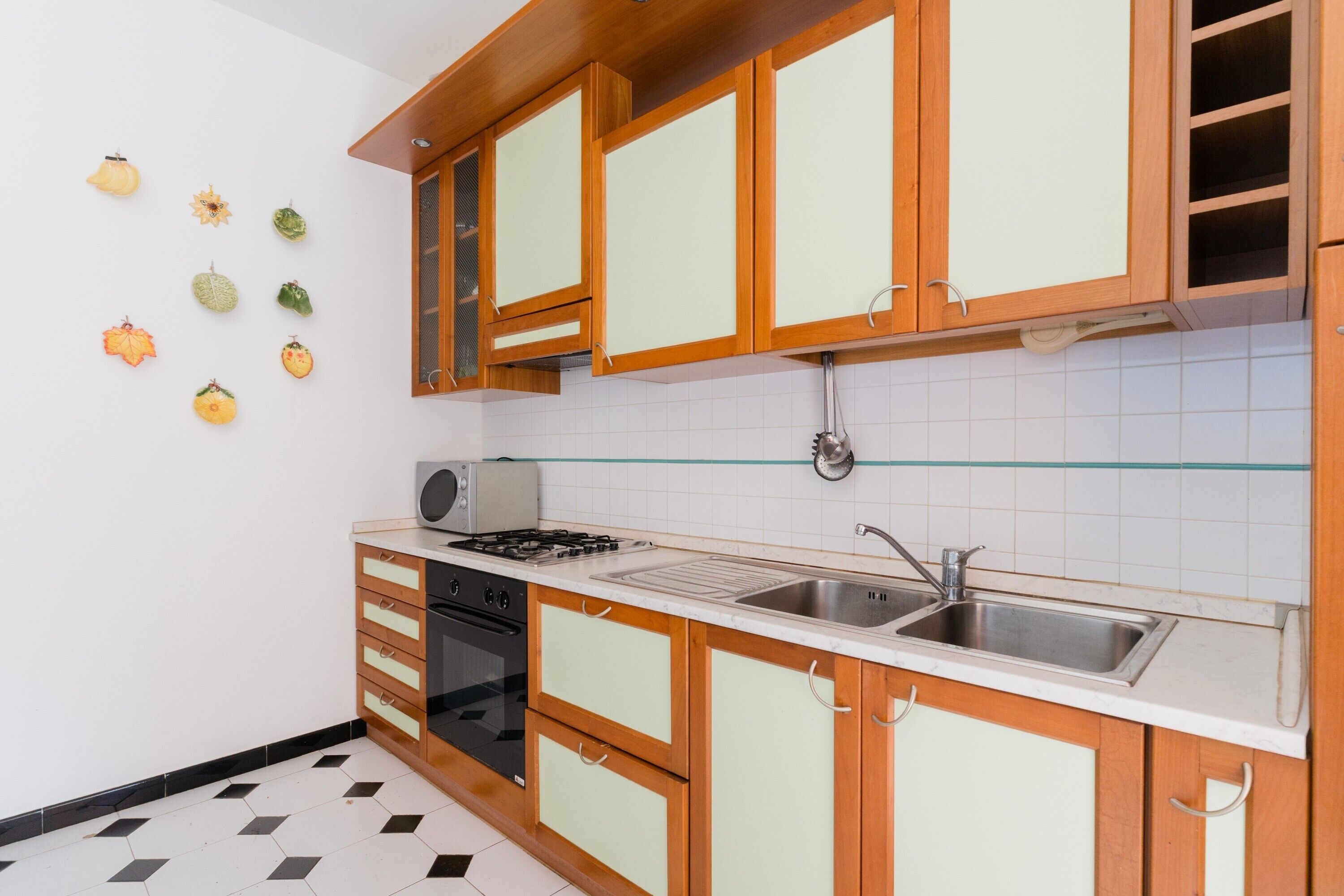 Frigorifero, forno, piano cottura, seggiolone