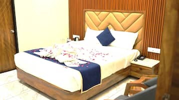 Deluxe Room, 1 Large Single Bed | Laptop workspace, free WiFi