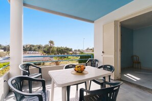 Outdoor dining - Casa Celeste in Torre dell'Orso with Pool, Wi-Fi, and Air Conditioning (Torre dell'Orso)
