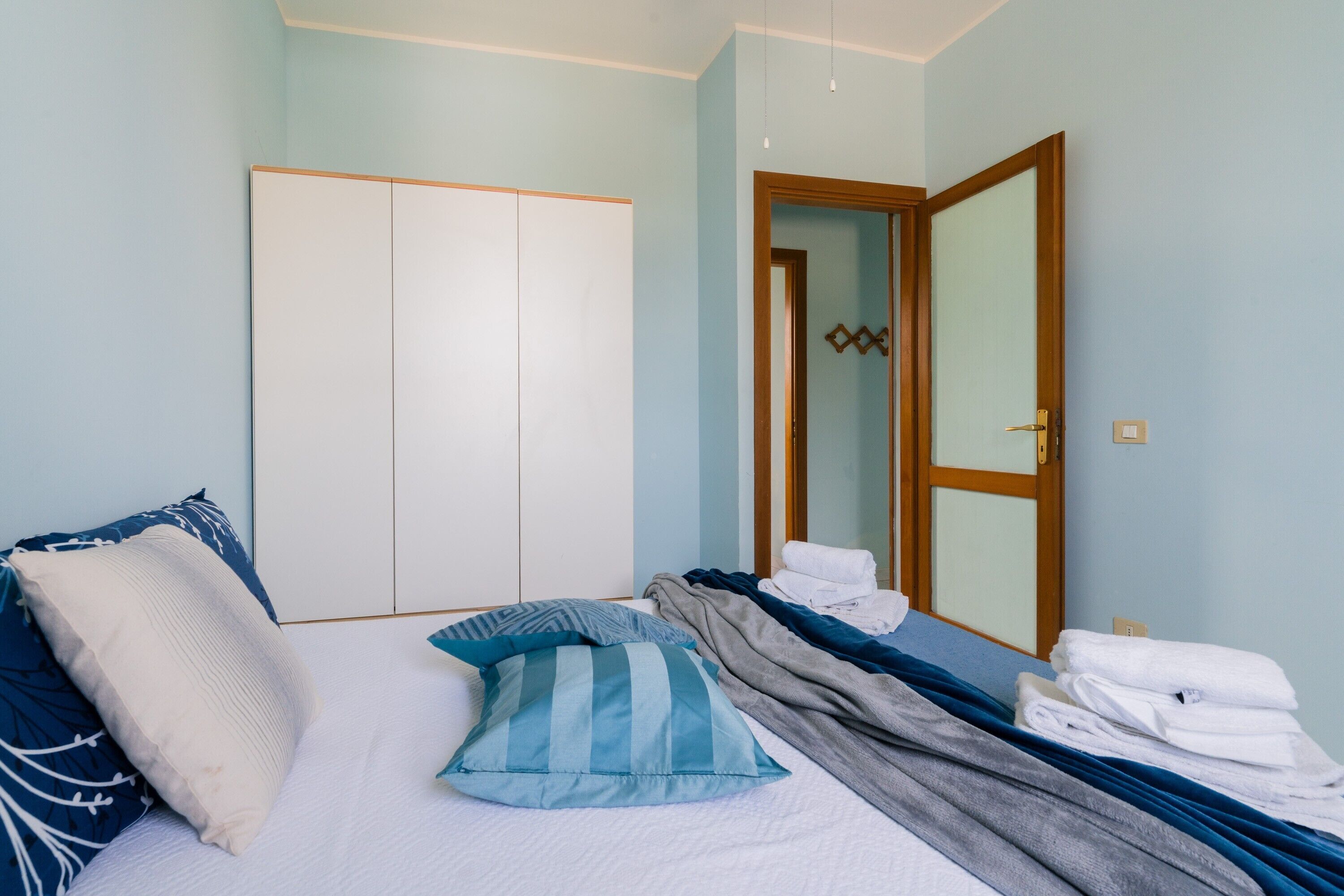 Tabla de planchar con plancha, wifi y ropa de cama 