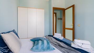 Tabla de planchar con plancha, wifi y ropa de cama