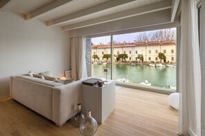 Suite, vista al lago | Caja de seguridad en la habitación y tabla de planchar con plancha 