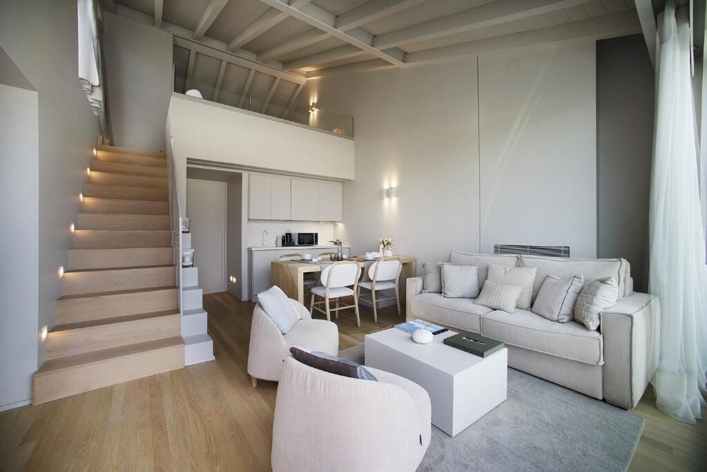 Departamento, balcón, vista al lago | Área de sala de estar
