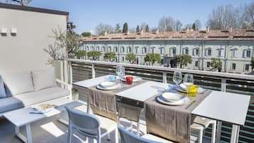 Departamento, balcón, vista al lago | Restaurante al aire libre