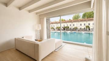 Suite, vista lago | Area soggiorno